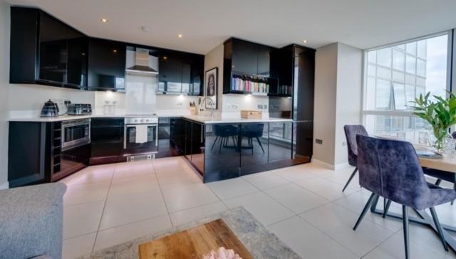 Tallest Building In The City Centre Sleeps 5 Incredible City Mountain And Lagan Views Belfast Exteriör bild